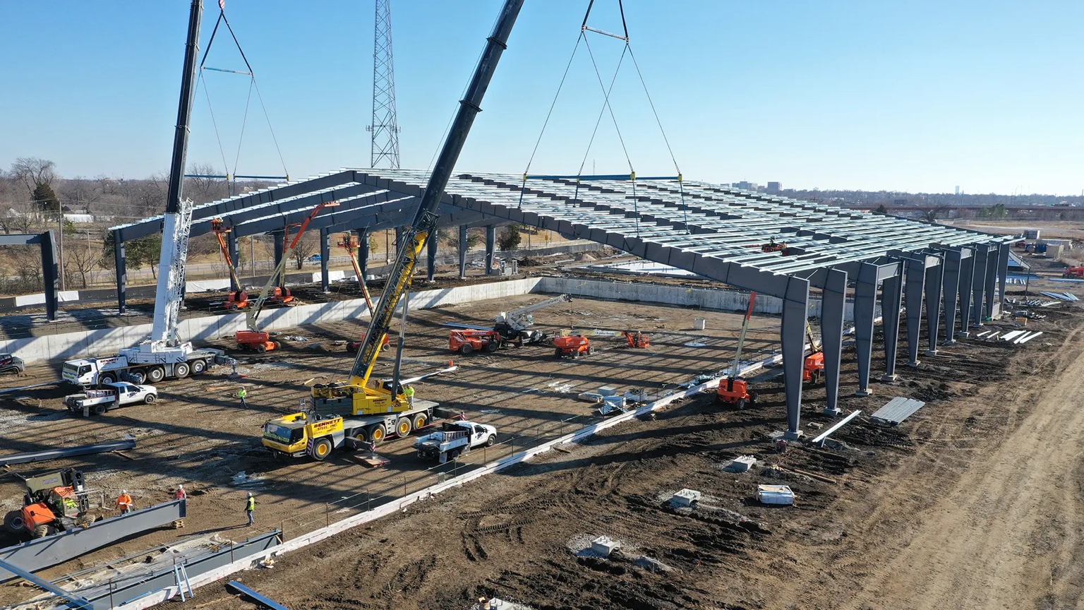 Large structural steel erection project with cranes